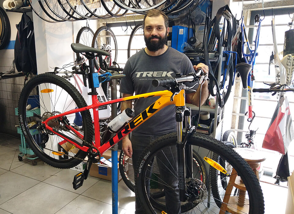 Mecânico da Ciclobaía a fazer manutenção a uma bicicleta na oficina